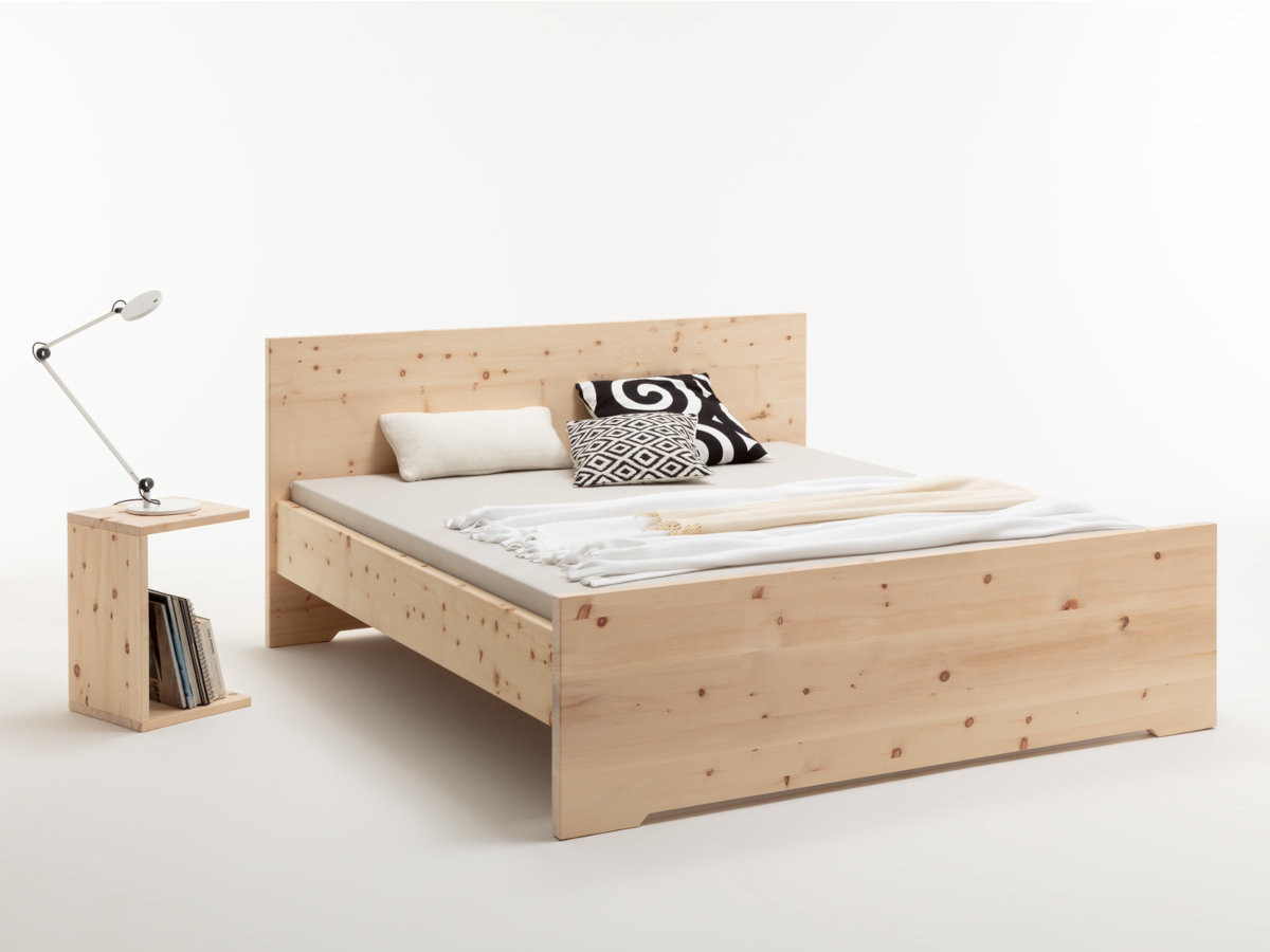 metallfreies Zirben-Designerbett Dorothee mit Massivholzhocker in Zirbe