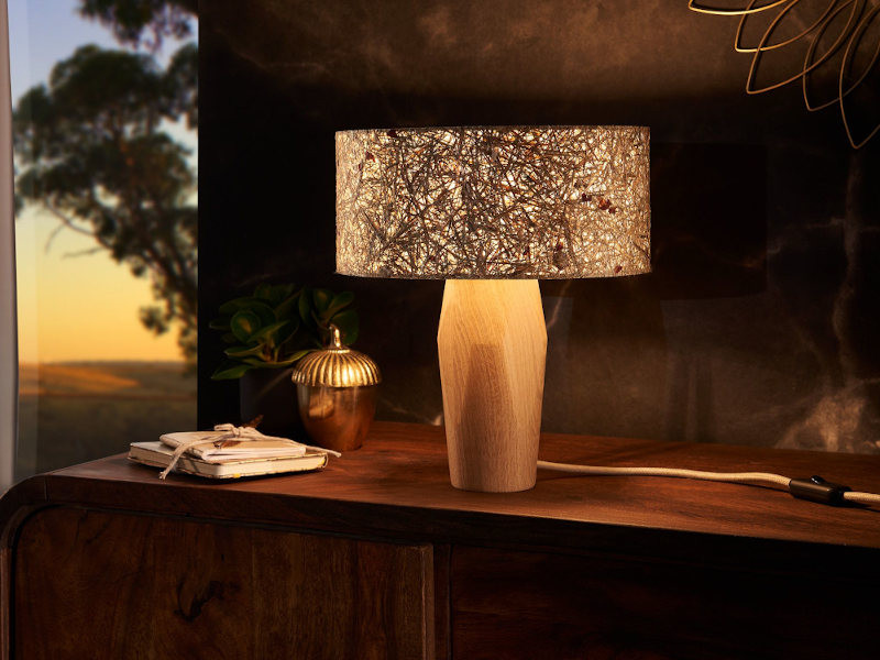 Tischlampe-Pura-Eiche-Rosenblueten-Ambiente