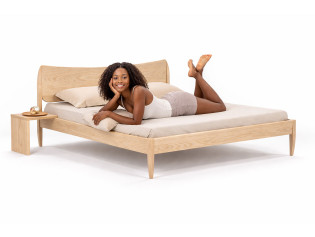 Massivholzbett_Melody_mit_Frau