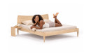 Massivholzbett_Melody_mit_Frau