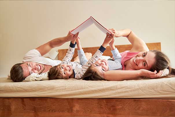 Bild: Eltern- Kind Bindung im Familienbett