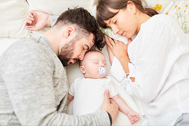 Bild: Eltern- Kind Bindung im Familienbett