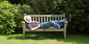 Bild: Schlafender Mann auf Bank