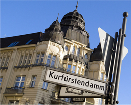 Der Kurfürstendamm mit der Gedächtniskirche in Berlin